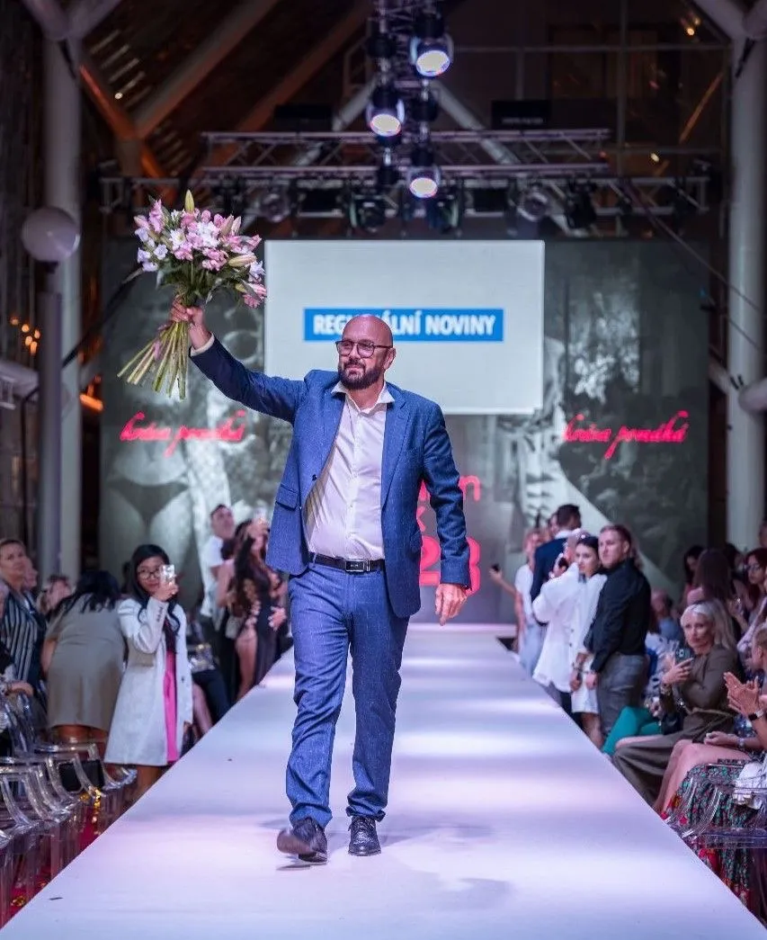 Jiří Morštadt s kyticí na Czech Fashion Week