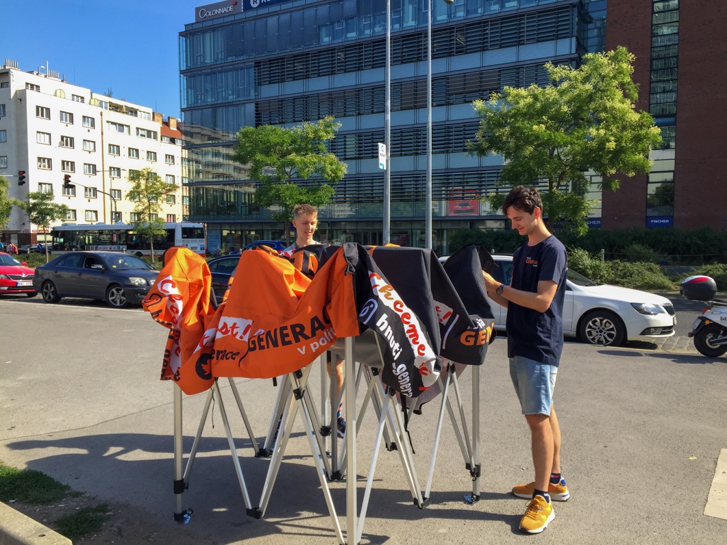 První petiční stánek s podpisovou kampaní na vznik hnutí, tehdy ještě v oranžové a černé barvě.