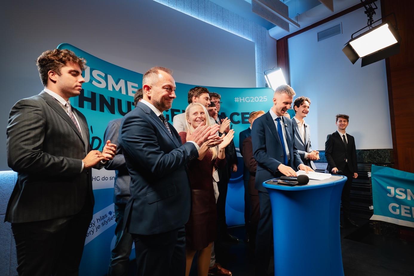 Volební noc! 25 176 hlasů, dohromady asi 300 000 Kč na celou kampaň a předseda bez možnosti kandidovat. Mega úspěch.